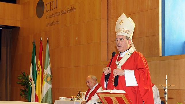 Asenjo abre el curso del campus de Bormujos con una invocación al Espíritu Santo