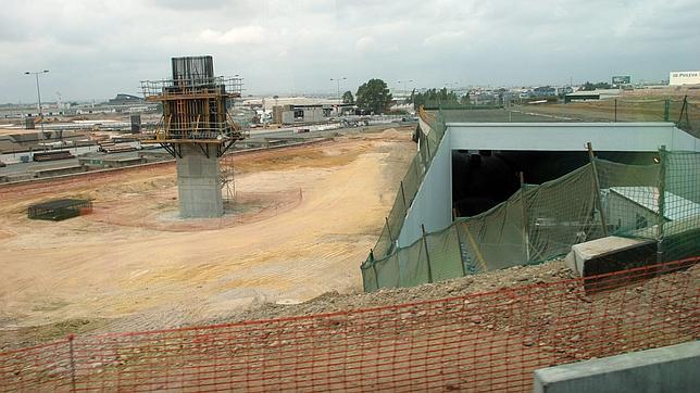 La SE-40, con tramos paralizados, va «a un ritmo adecuado» para Aguilar