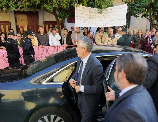La ola de protestas se extiende y alcanza a Griñán en Jerez y a Zarrías en Jaén