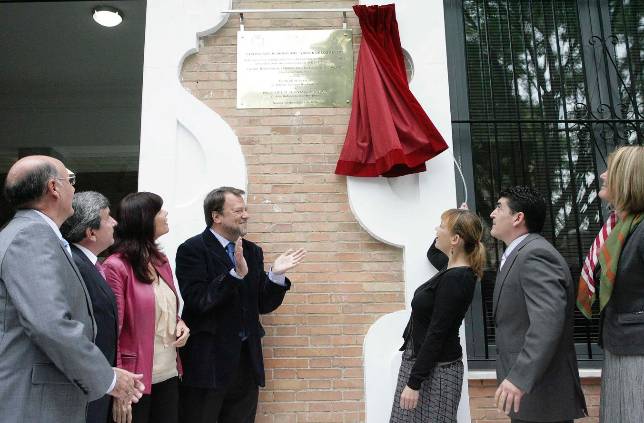 Leire Pajín inauguró el centro Virgen de los Reyes entre pitidos