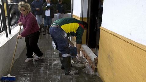 Rescatadas once personas atrapadas en una finca de Écija por las lluvias