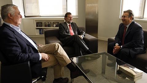 Rajoy apoya la campaña «realista» de Zoido en Sevilla