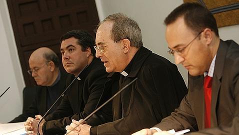 Monseñor Asenjo: «El decreto de la salida de nazarenas es inminente»