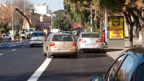 El carril bus de Eduardo Dato, usado para aparcar