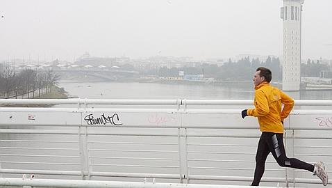 La niebla obliga a suspender cuatro vuelos y desviar otros cinco