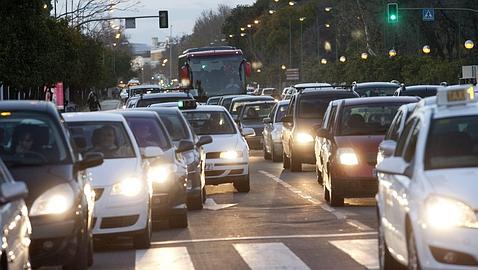 Colapso en las calles adyacentes a la zona de sentido único de la avenida de la Palmera
