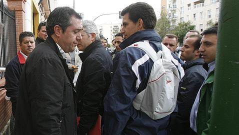 Eventuales de Tussam reanundan sus protestas ante la sede del PSOE
