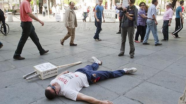 Los eventuales de Tussam protestan en la Plaza Nueva