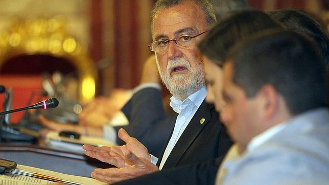 El Gobierno tapa el «agujero» de IU en DeSevilla con la oposición del interventor