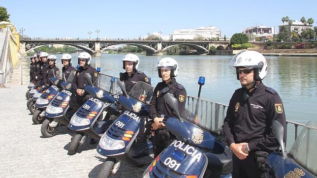 La Policía aumenta su respuesta en Triana y Los Remedios con motos