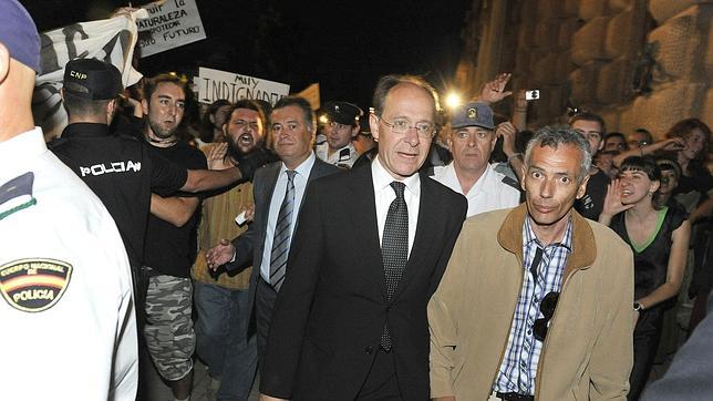Los indignados acuden a un acto de la Junta al grito de «Andalucía no es vuestro cortijo»
