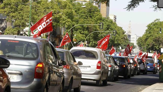 «Pitadas» de la caravana de coches de Mercasevilla ante las sedes del PSOE y la Consejería de Empleo