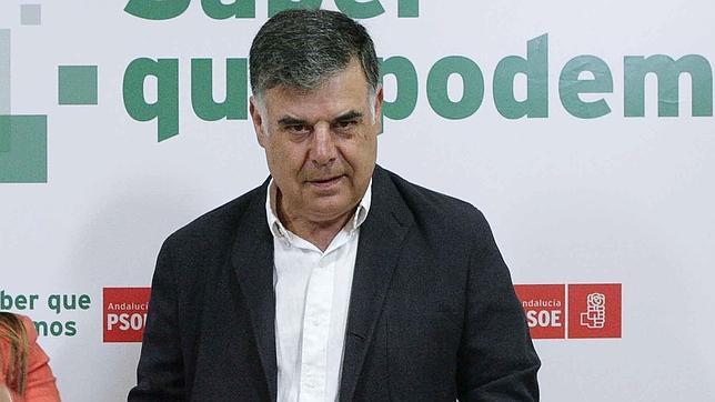 Griñán le mueve la silla a Viera