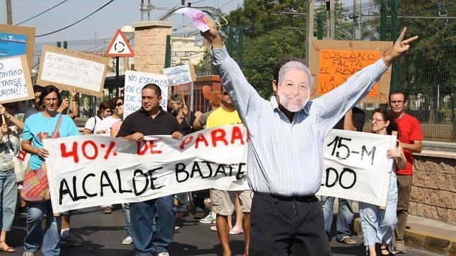 Protesta en Dos Hermanas contra la subida de sueldo de alcalde y concejales