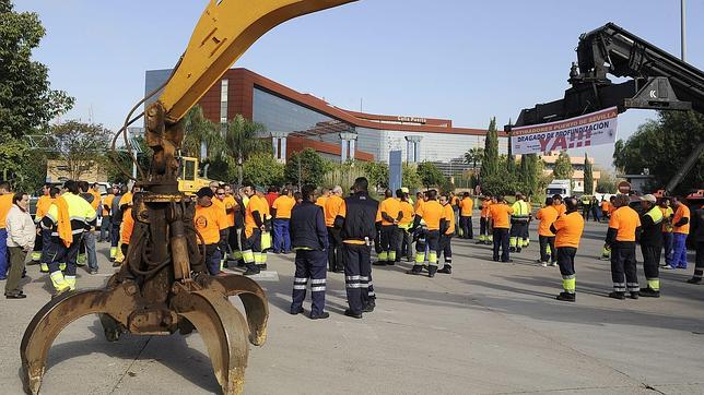 Los estibadores del puerto se movilizan para exigir el dragado