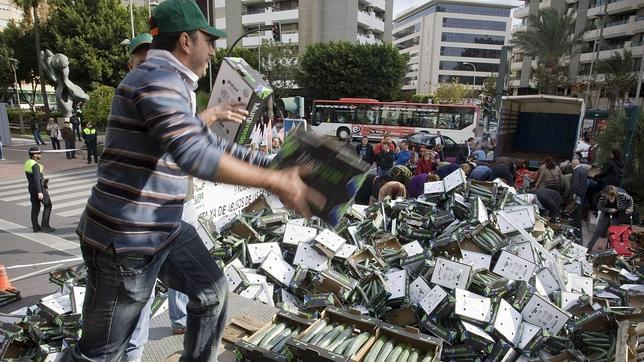 Pequeños agricultores y ganaderos arrojan a la calle miles de kilos de hortalizas en protesta por los bajos precios del sector