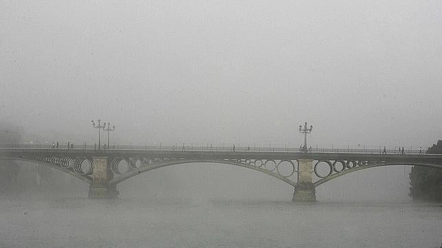 Tres cancelaciones y tres desvíos a Málaga por la niebla en el aeropuerto de San Pablo