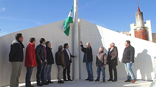 Los andalucistas «reparan» la glorieta de Carlos Cano