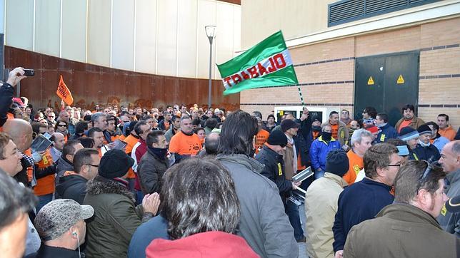 Protesta de los trabajadores de Visteon ante la Junta