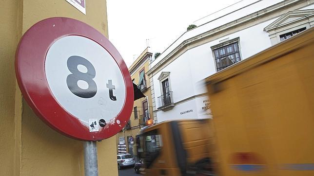 El paso por Calatrava se restringe a los vehículos pesados, salvo autobuses
