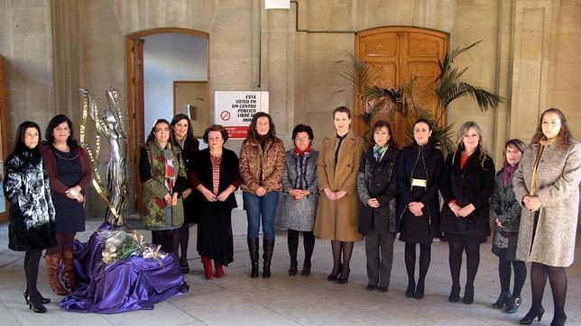 Homenaje de las diputadas de Igualdad a la mujer asesinada
