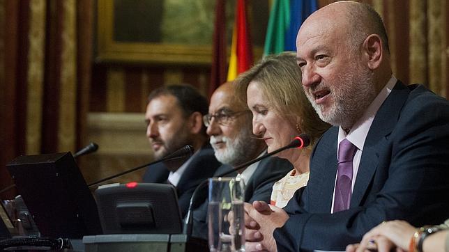 Eslava Galán elogia el talento literario de los sevillanos