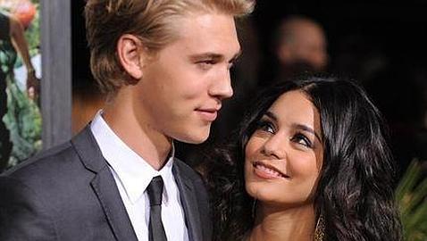 Vanessa Hudgens y Austin Butler se comen a besos en Barcelona