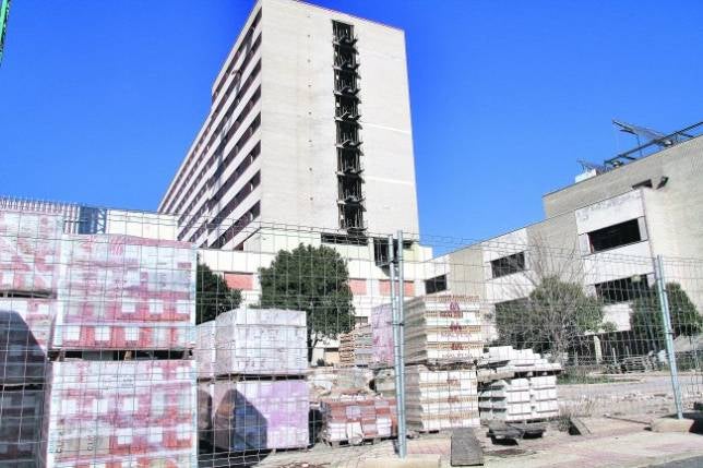 El Hospital Militar, sin fecha después de siete años de obras