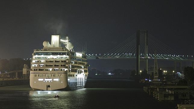 Sevilla despide al «Azamara Journey»