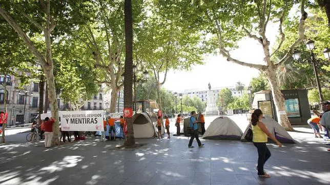 Acampada de trabajadores municipales en la Plaza Nueva