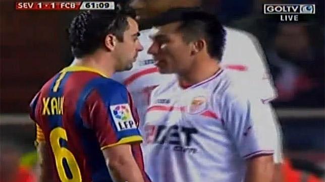 El día que Medel se encaró con Xavi y no acabó expulsado