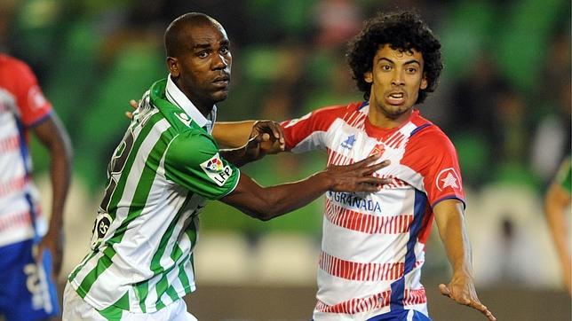 El Betis cae ante el Granada, «empachado» de halagos (1-2)