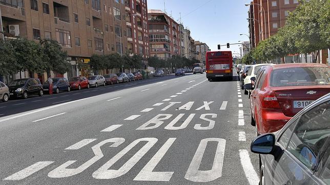 Ojo, si ocupas el carril bus te puede caer una multa de 200 euros