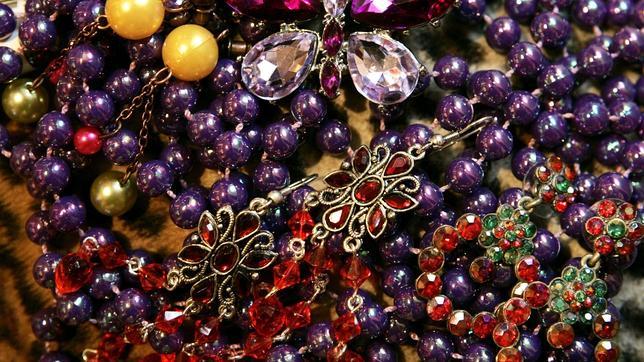 Pendientes y broche hechos con cuentas de colores