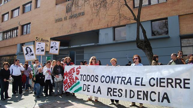 «Cacerolada» contra el cierre de la residencia de mayores de Montequinto