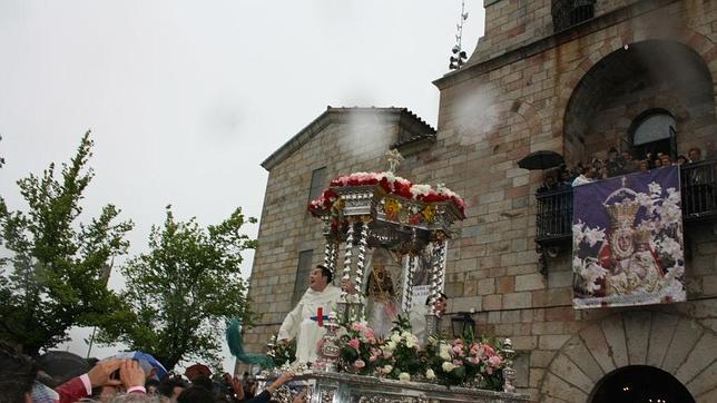 Medio millón de romeros abrazan a la Virgen de la Cabeza a pesar de la lluvia