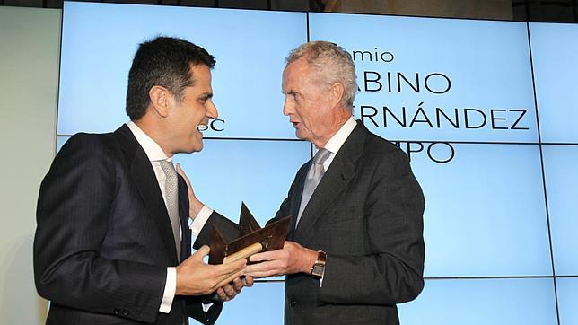 Morenés entrega el I Premio Sabino Fernández Campo en Sevilla