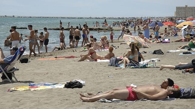 Gran afluencia de público en una playa