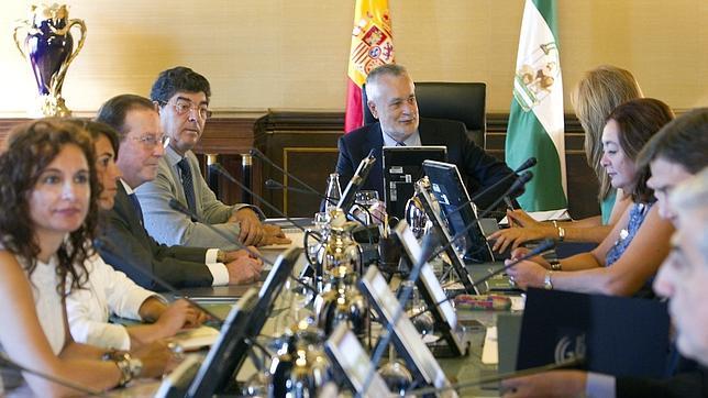La Junta repartió más de 30,5 millones en ayudas discrecionales como los ERE