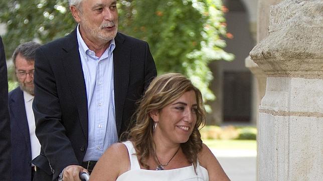 Griñan empuja la silla de Susana Díaz