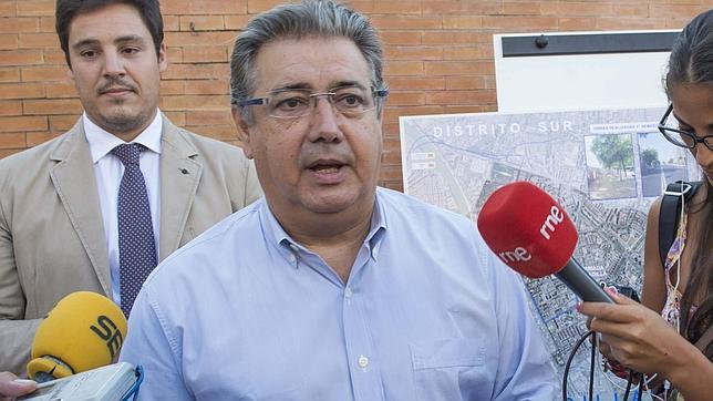 Zoido a Teófila: «La zona franca servirá para revitalizar mucho Cádiz y su provincia»
