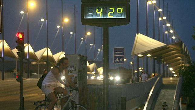 Sevilla sigue en alerta amarilla por calor tras noches superando el «umbral del sueño»