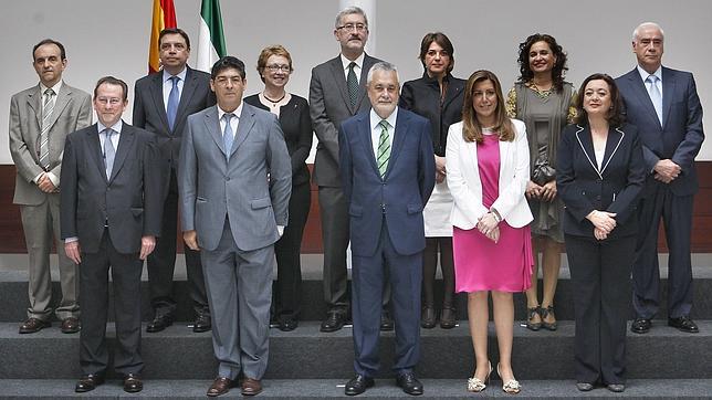 Griñán, junto a los miembros de su gobierno de coalición PSOE-IU