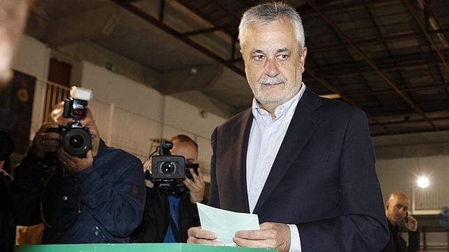 Griñan, votando durante una jornada de elecciones en su colegio electorial de Mairena del Aljarafe