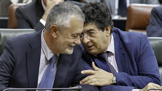 Griñán, charlando en el Parlamento con su socio de Gobierno y vicepresidente de la Junta, Diego Valderas, de Izquierda Unida