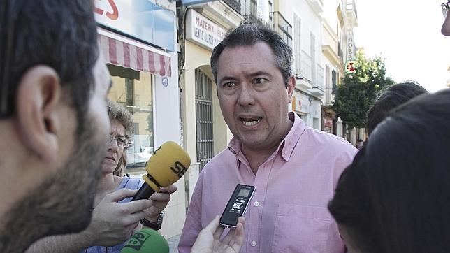 Espadas pone a disposición del PSOE su cargo de senador ante la marcha de Griñán