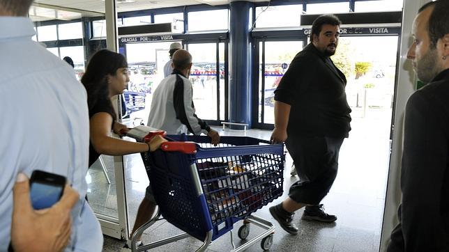 El SAT se lleva diez carros con material escolar de un supermercado en Sevilla