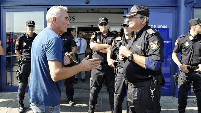 Cañamero: «Los carros de material escolar están ocultos en un lugar secreto por seguridad»