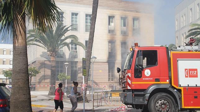 Los bomberos tratan de salvar los documentos del Ayuntamiento de Los Palacios