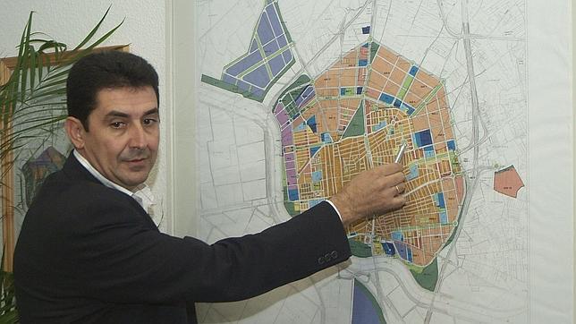 La Fiscalía denuncia más delitos y pide bloquear las cuentas del exalcalde de Los Palacios